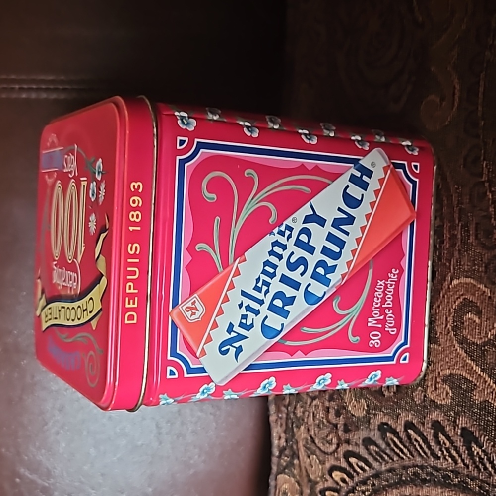 Vintage nestly crispy crunch tin